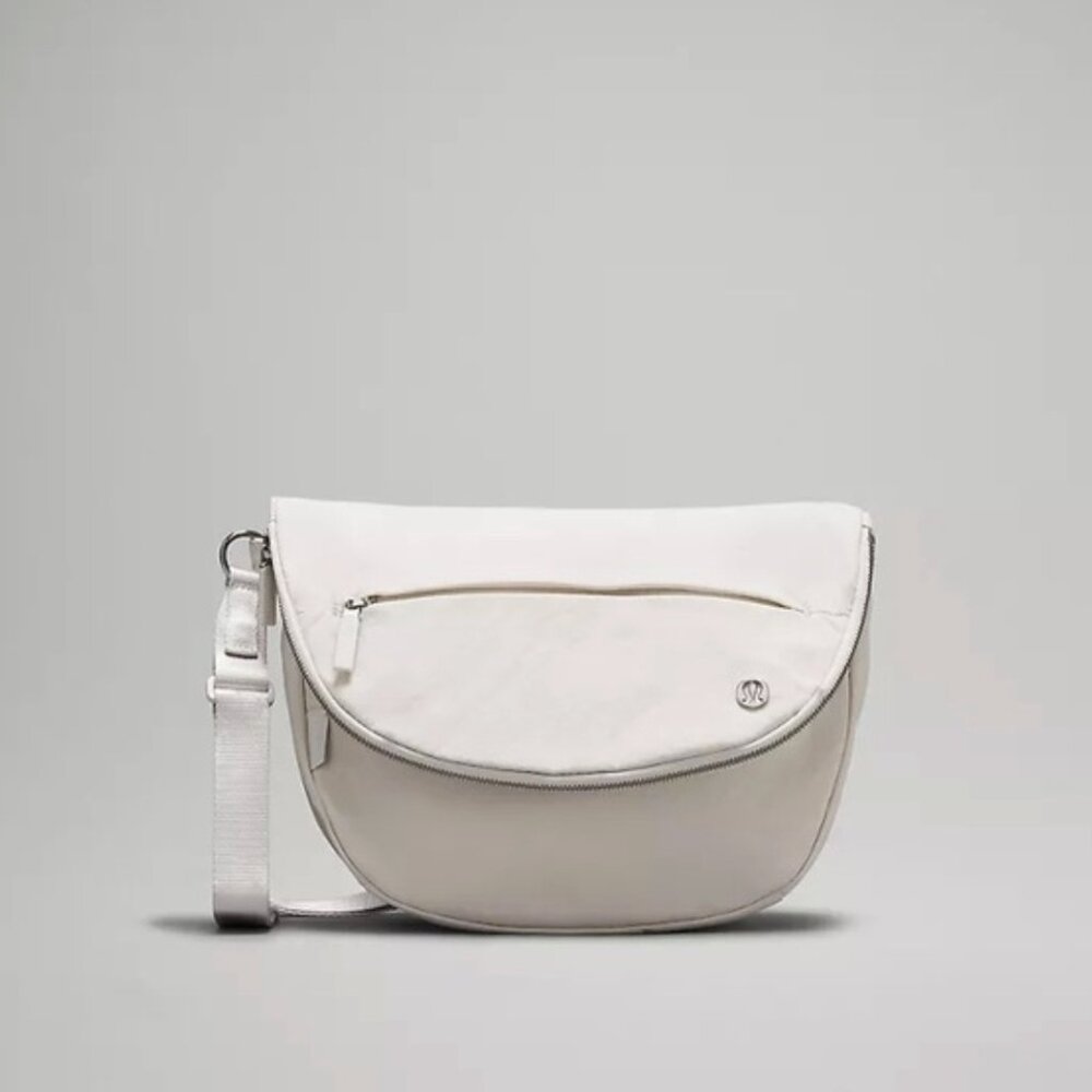 Lululemon All Night Festival Bag 5L, color Opal/Silver